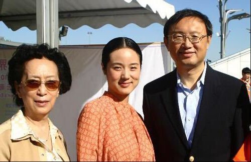 楊潔篪與中國歌手哈輝(中)與中共前外交部長李肇星的夫人秦小梅(左),於2009年9月12日在中國國家奧林匹克公園中參與中共外交部主辦的“大愛無國界”活動時的合影。圖片來源爲: https://yule.sohu.com/20090914/n266719908.shtml
