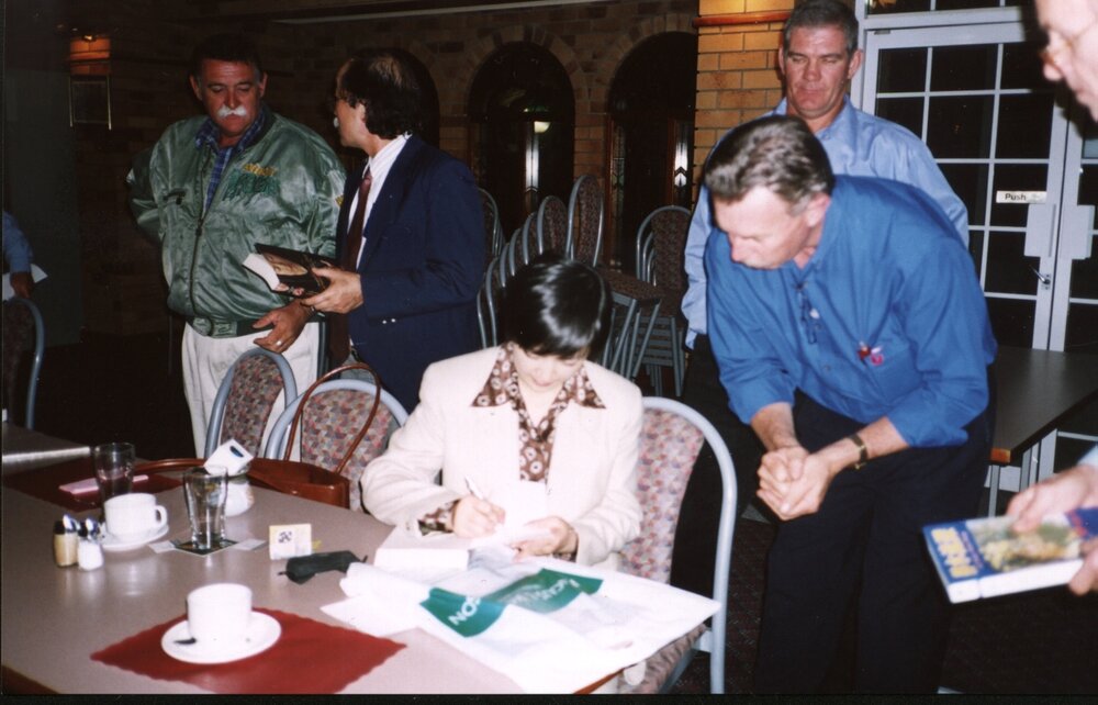 Jennifer at a book signing event in a Rotary club in Brisbane, Australia on 5/24/2005 曾錚2005年5月24日在澳大利亞布里斯本一個扶輪社俱樂部中的簽名售書活動。