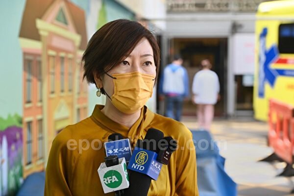 Sarah Liang holding a press conference outside Queen Elizabeth hospital. Source: The Epoch Times.