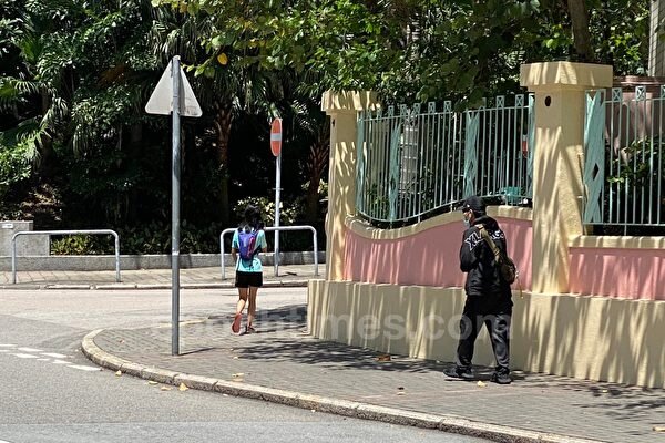 On May 8, the man ran towards Sarah Liang who was waiting for a bus, and walked away after a hidden bat dropped out of his jacket. Source: The Epoch Times.