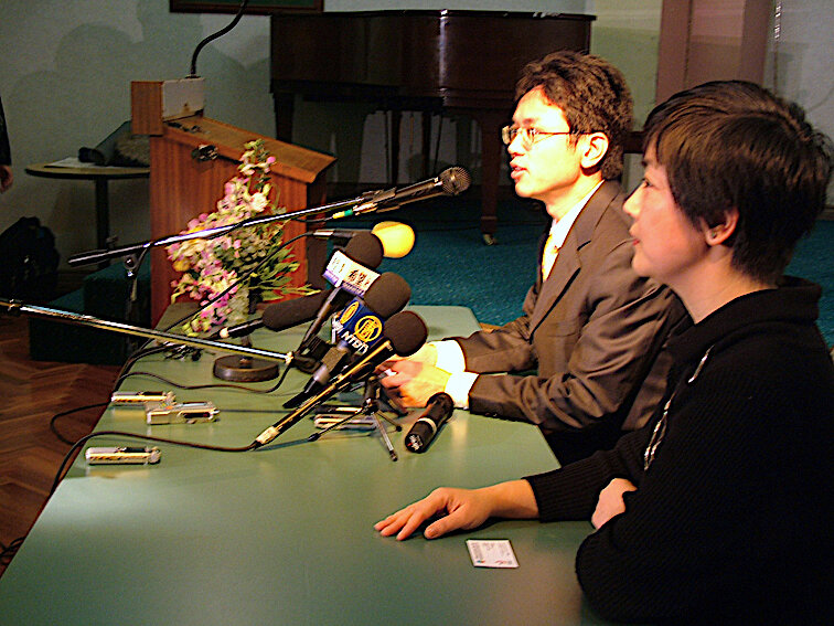 Chen Yonglin and Jennifer Zeng at a media conference in Sydney in 2005.