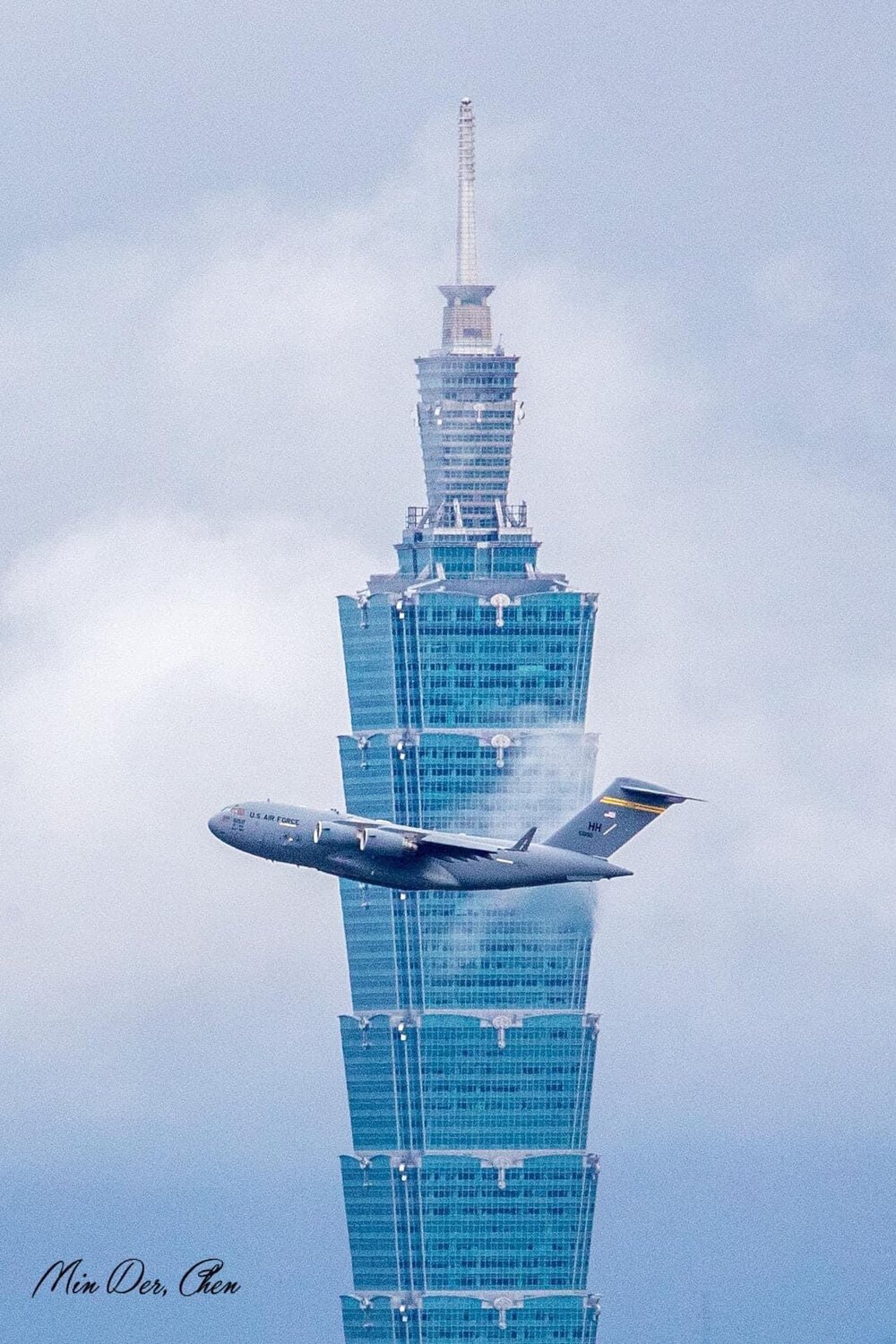 US Air Force C-17  Taiwan’s landmark building 101 Tower. (Credit: Min Der, Chen)