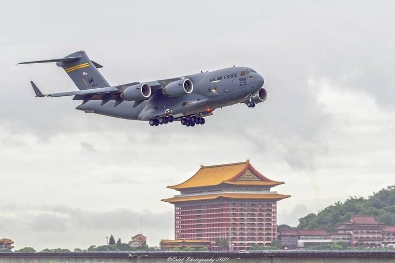 US Air Force C-17  Taiwan’s landmark building the Grand Hotel, Taipei (Credit: Min Der, Chen)