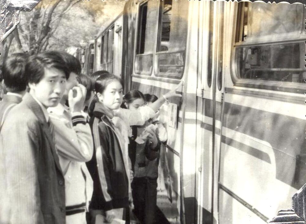 Before we boarded the bus to Tiananmen on Oct. 1, 1984 上公共汽車之前，攝於1984年10月1日