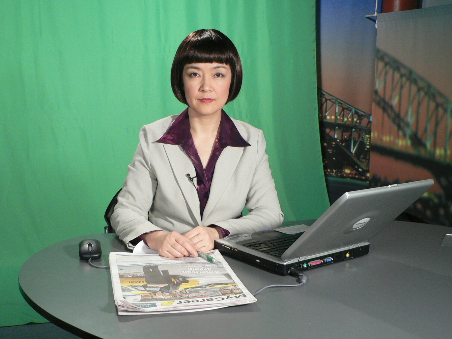 Jennifer hosting Chinese language show “Australian Media Watch” for New Tang Dynasty Television in Sydney in 2007 or 2008. 曾錚2007或2008年攝於澳洲悉尼新唐人攝影棚，當時我爲新唐人電視臺主持製作中文欄目《澳洲媒體觀察》。