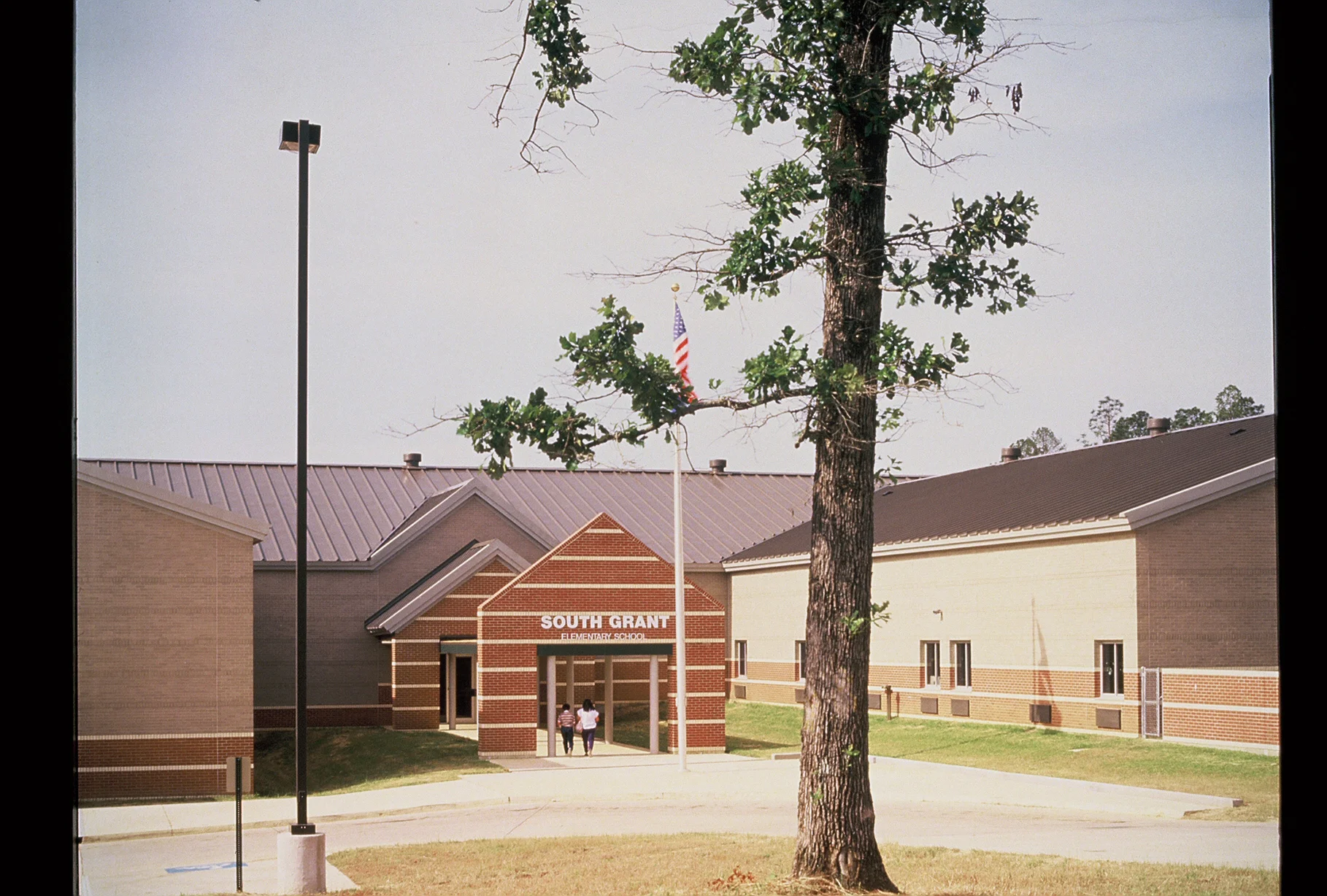 1197272-R1-E005.jpg