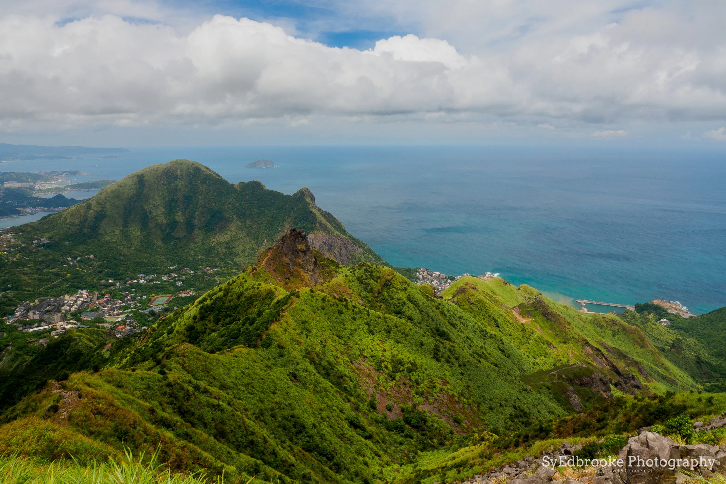 The path up the ridge is visible here through the long grass on the mountain face. f11, ISO 200, 1/160, 24mm