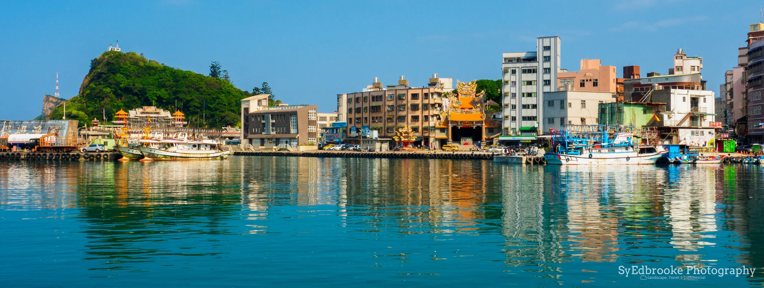 Yeuliu harbor. f14, ISO 200, 1/50, 19mm