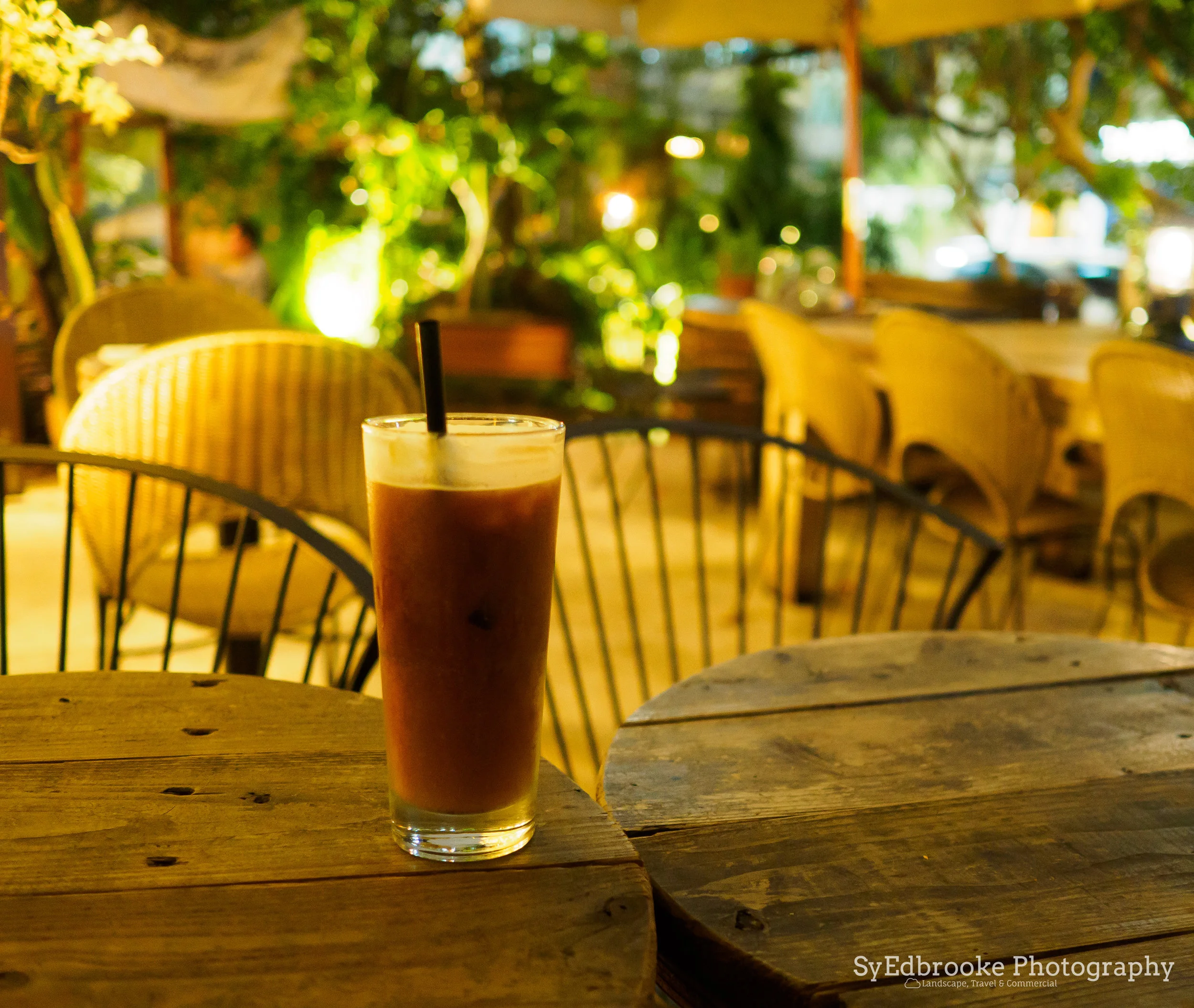 A chilled americano in Dunhua. f1.8, ISO 1600, 1/10, 35mm