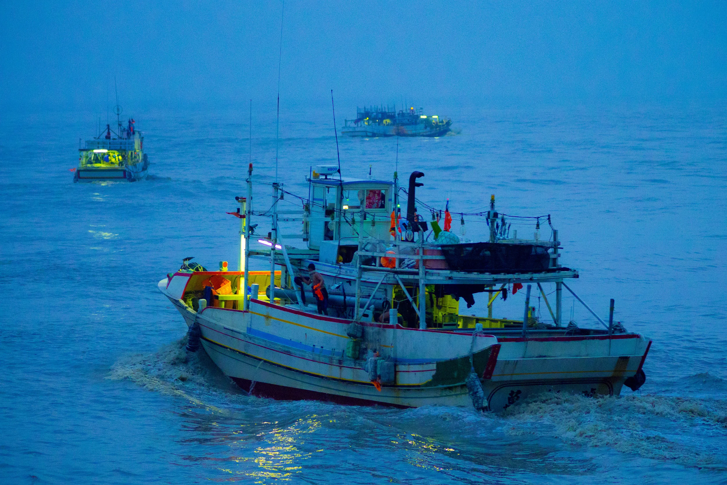 heading out to sea. f1.8, ISO 3200, 1/125, 150mm
