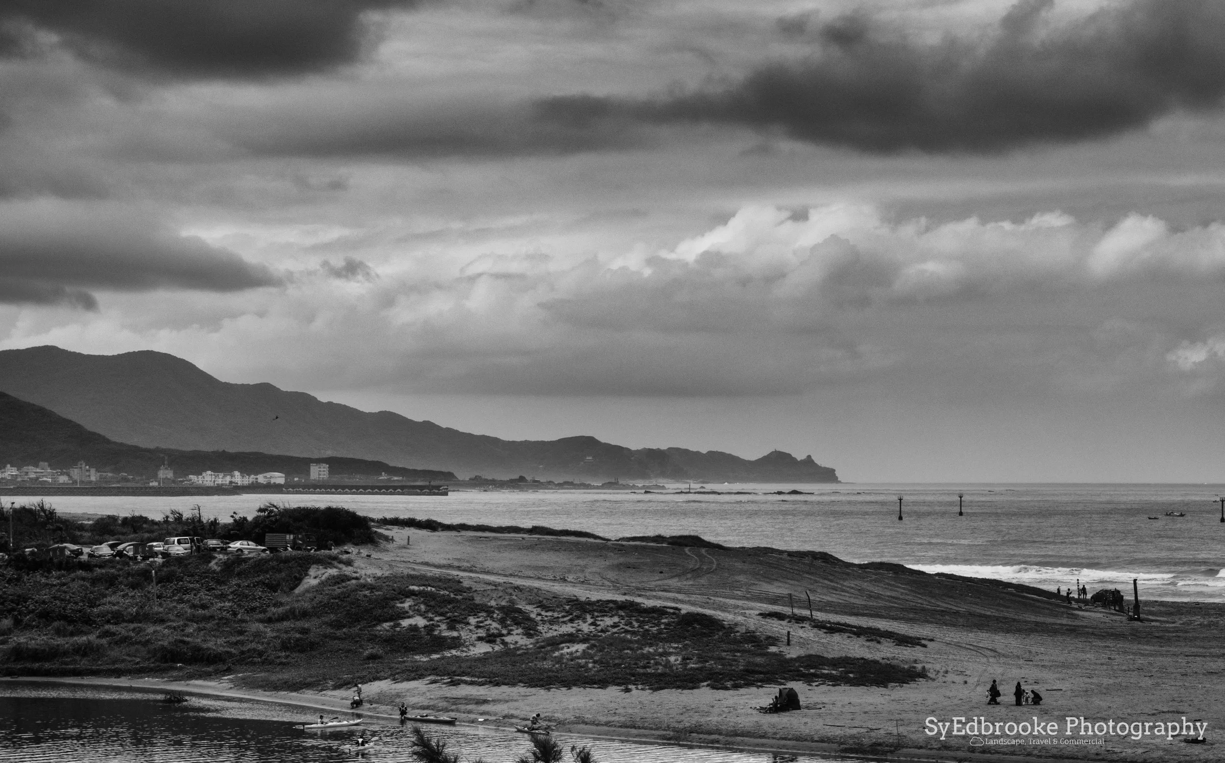 The left side of the beach. f7.1, ISO 200, 1/500, 100mm