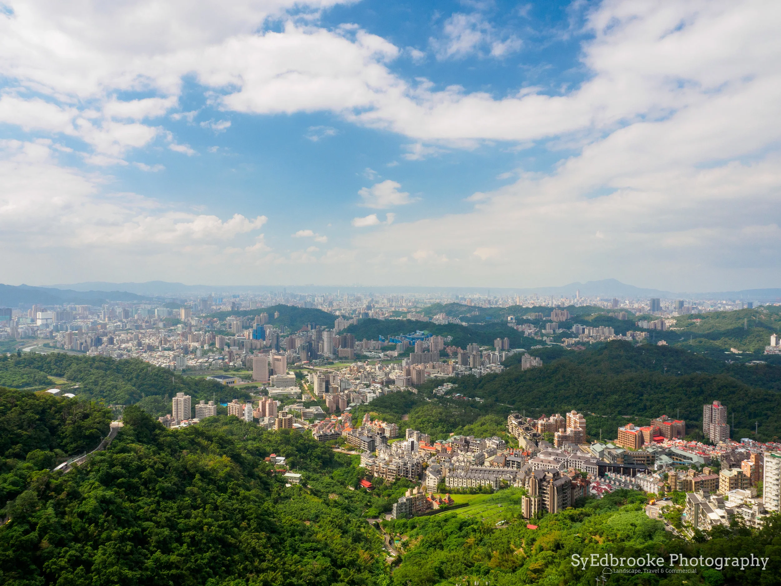 View from the gondola heading up to Maokong. f11, ISO 200, 1/100, 24mm