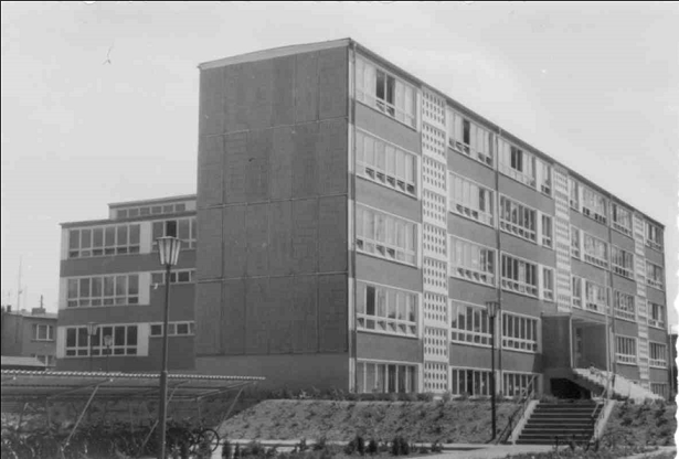 Wie in der DDR zu dieser Zeit üblich, wurde ein Schulneubau in der typischen Plattenbauweise errichtet.
