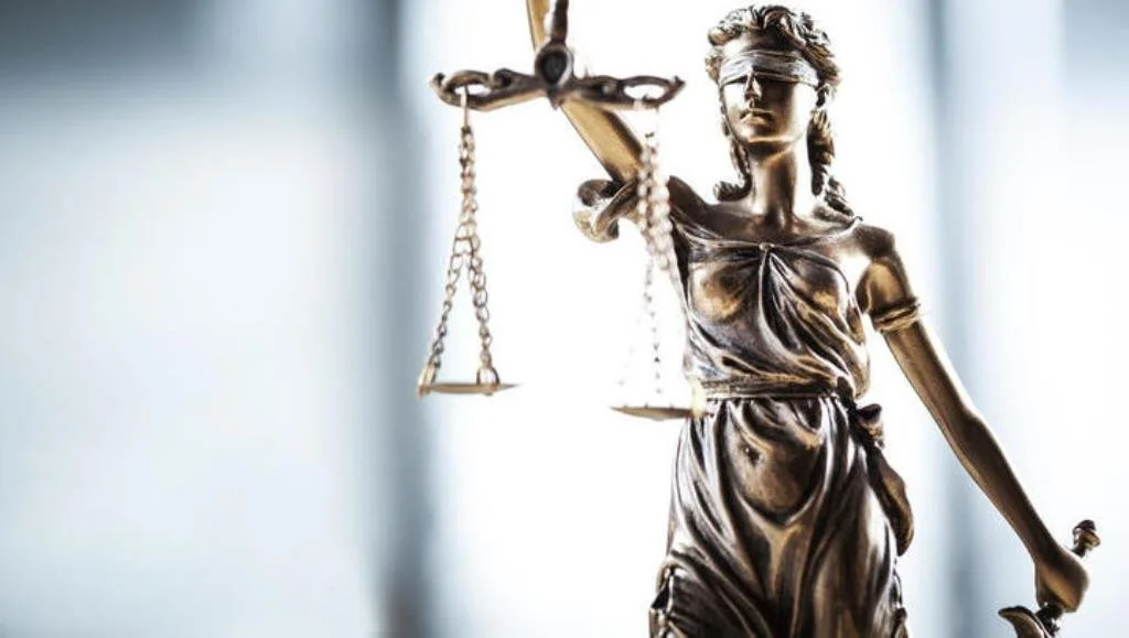 Roke pravice kot simbol tržnega sodstva na slovenskem