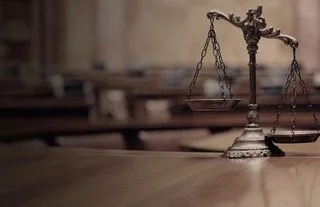 Študentski status kot pravna izjema in fikcija zaščite: vstopnica za delo na trg brez temeljnih pravic?