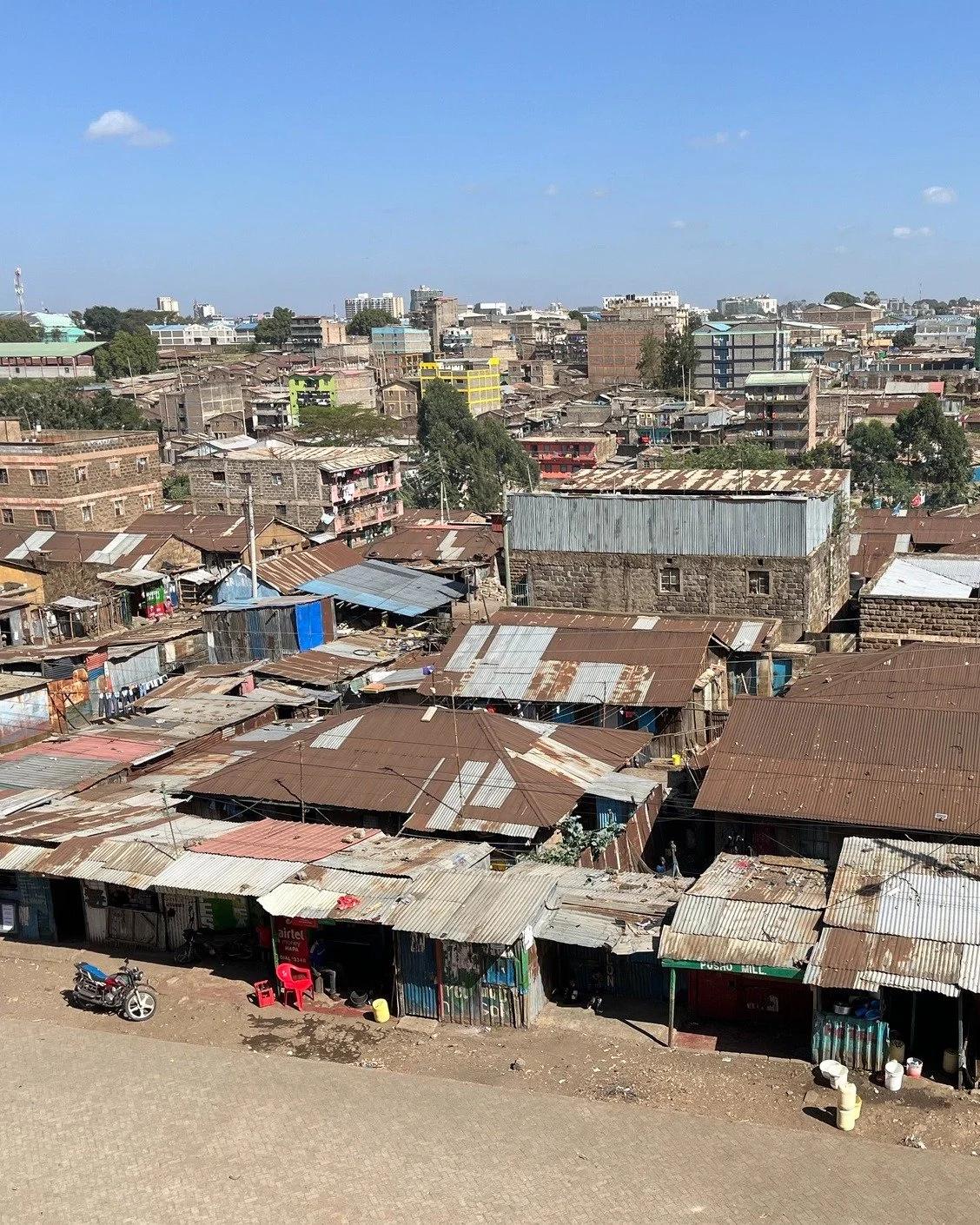 🏫 🇰🇪 Building Futures in Kariobangi, Kenya

Around 100,000 people live in Kariobangi, Nairobi. Yet, there are only two public schools. Without access to schooling, the children are bound to a life in poverty. 
🏫
Together with our local partner, A