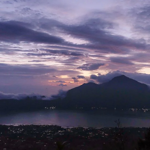 What crazy person wakes up at 2 in the morning and hikes an absurd amount uphill before coffee... oh wait we do! But don&rsquo;t worry, it was to go on an adventure and see a beautiful view like this 🌄🌚 Listening to the quiet Balinese town below wh