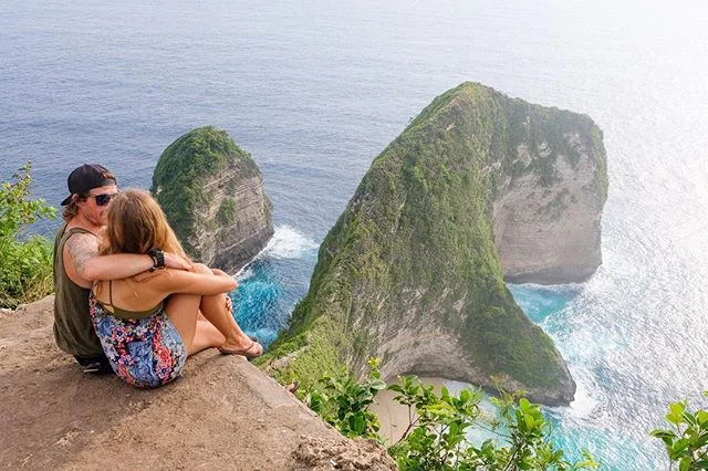 When a view is named after a dinosaur, you must go see what the roar is all about 🦖🦕 See the striking resemblance of a T-Rex with this stunning view in front of us? ⠀⠀⠀⠀⠀⠀⠀⠀⠀ ⠀⠀⠀⠀⠀⠀⠀⠀⠀ ⠀⠀⠀⠀⠀⠀⠀⠀⠀ ⠀⠀⠀⠀⠀⠀⠀⠀⠀
We have loved island hopping through Indone