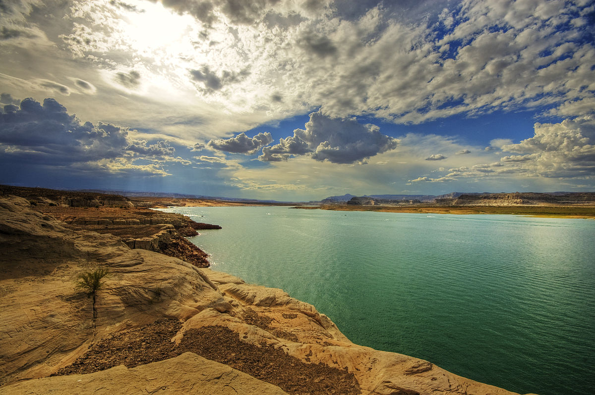 1200px-Lake_Powell_(2217173388).jpg