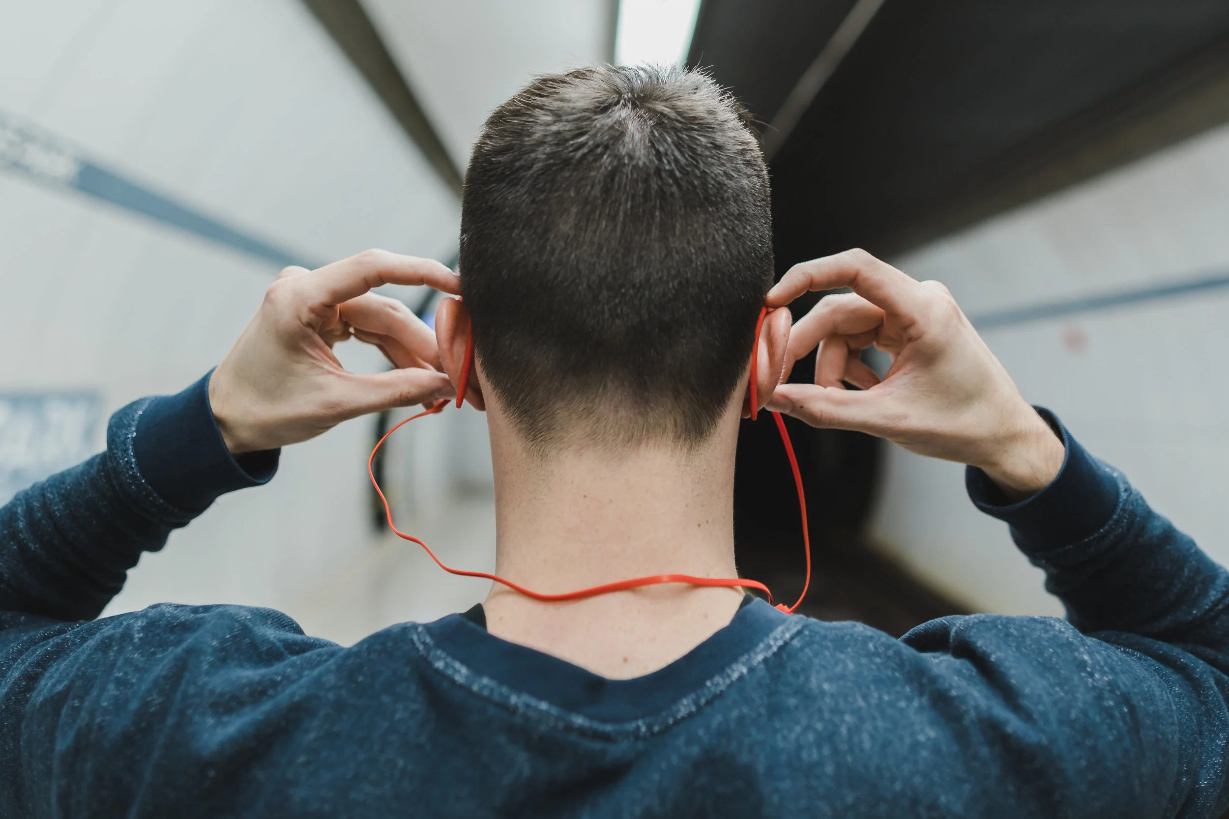 guy-subway-earbuds.jpeg