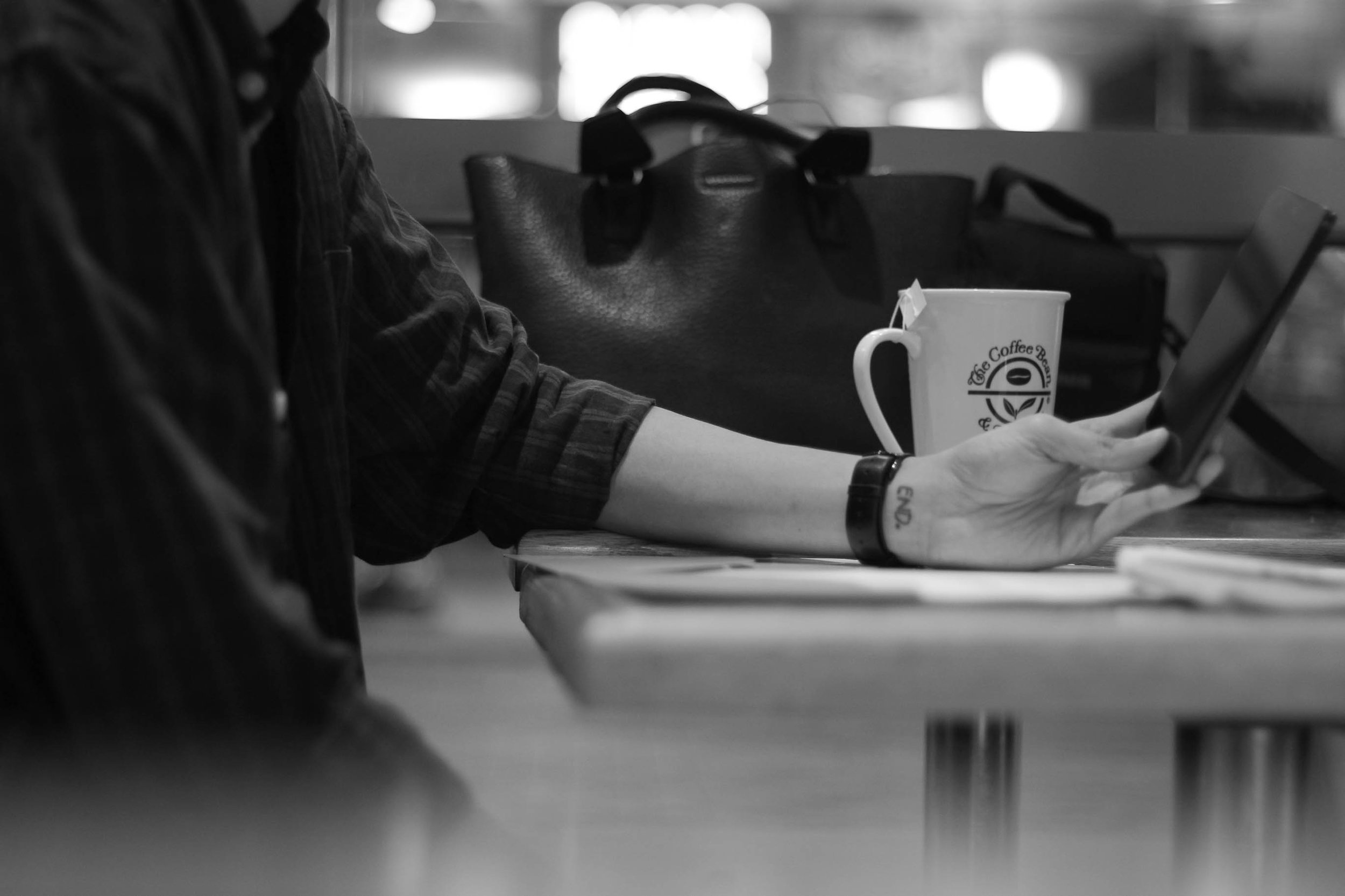 man-coffeeshop-smartphone.jpeg