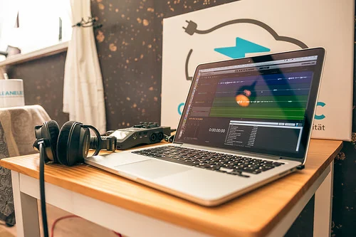 macbook-headphones-table-editor.jpg