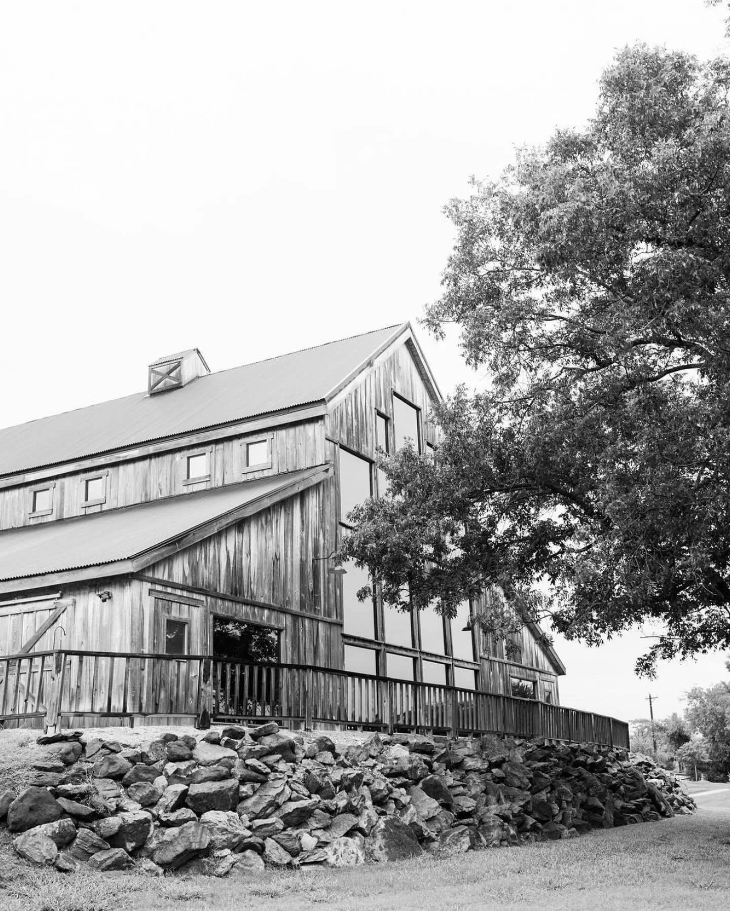 #weddingvenue #rusticwedding #barn #barnwedding #countrywedding #texaswedding #dallaswedding #weddinginspiration #celinatx