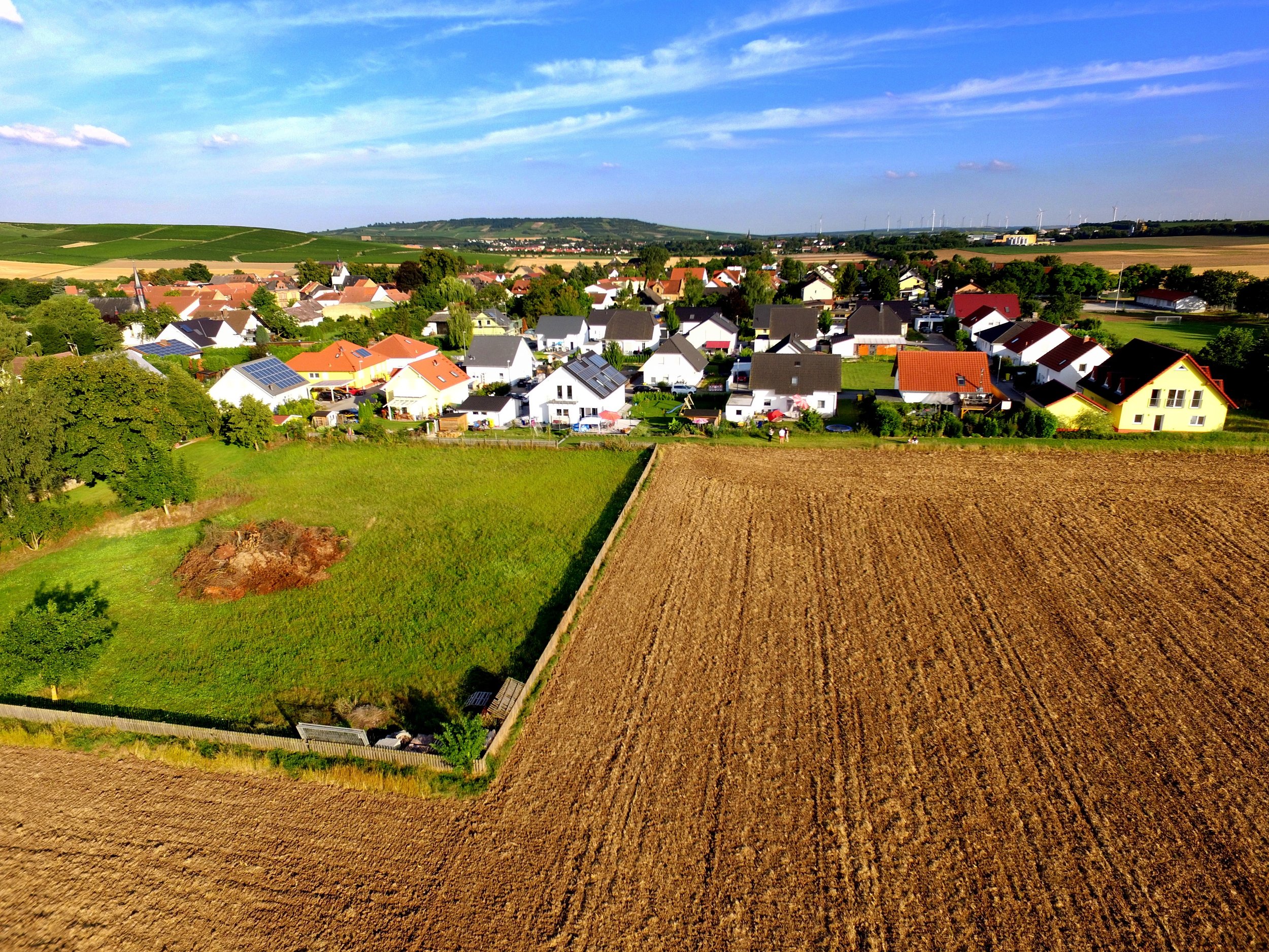 grass-field-farm-camera-meadow-hill-538562-pxhere.com.jpg