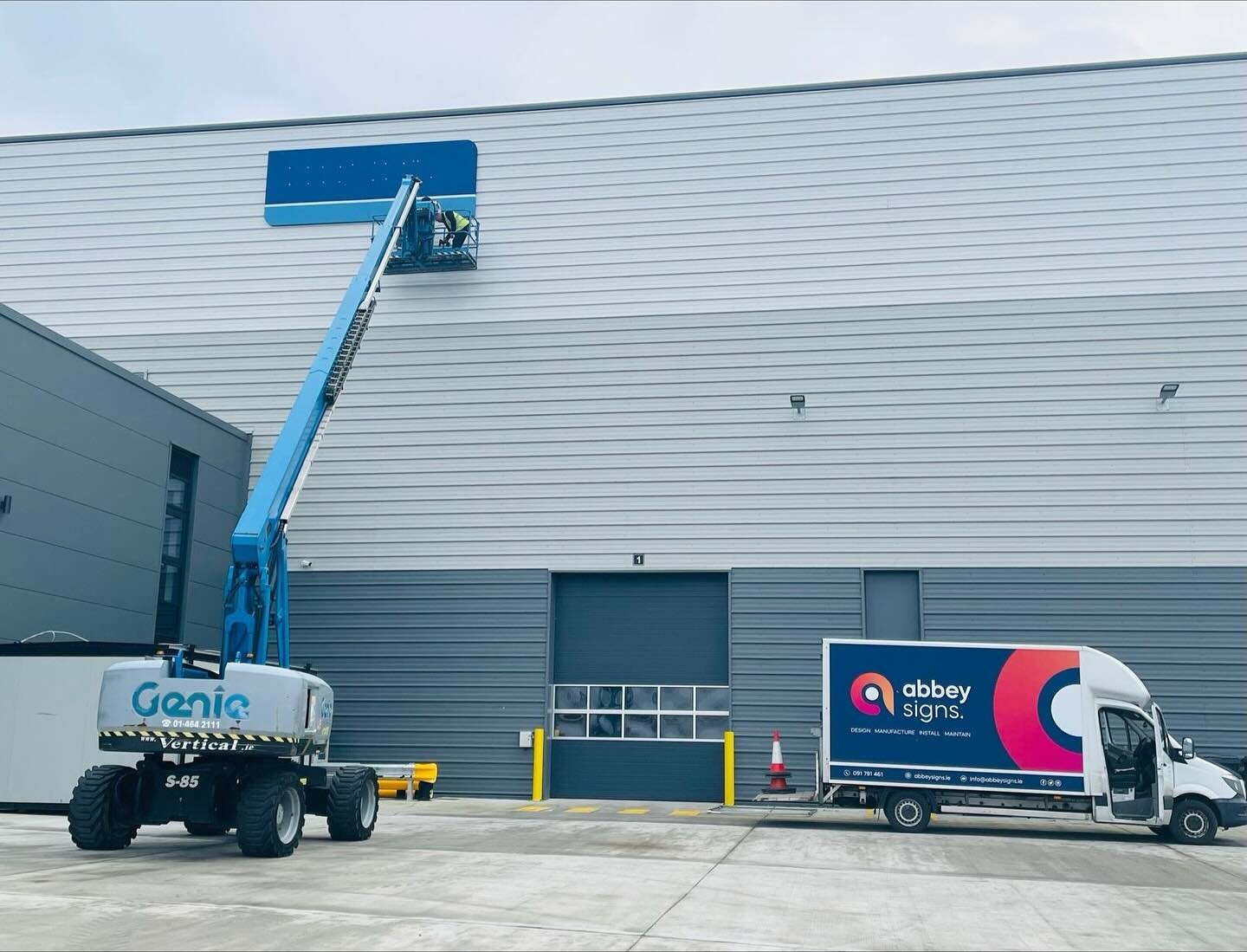 Great to be a part of @rexel.group new signage in there Baldonnell distribution centre. 

#Abbeysigns #foldedpanelsign #yourlogo #Rexelgroup #3Dletters