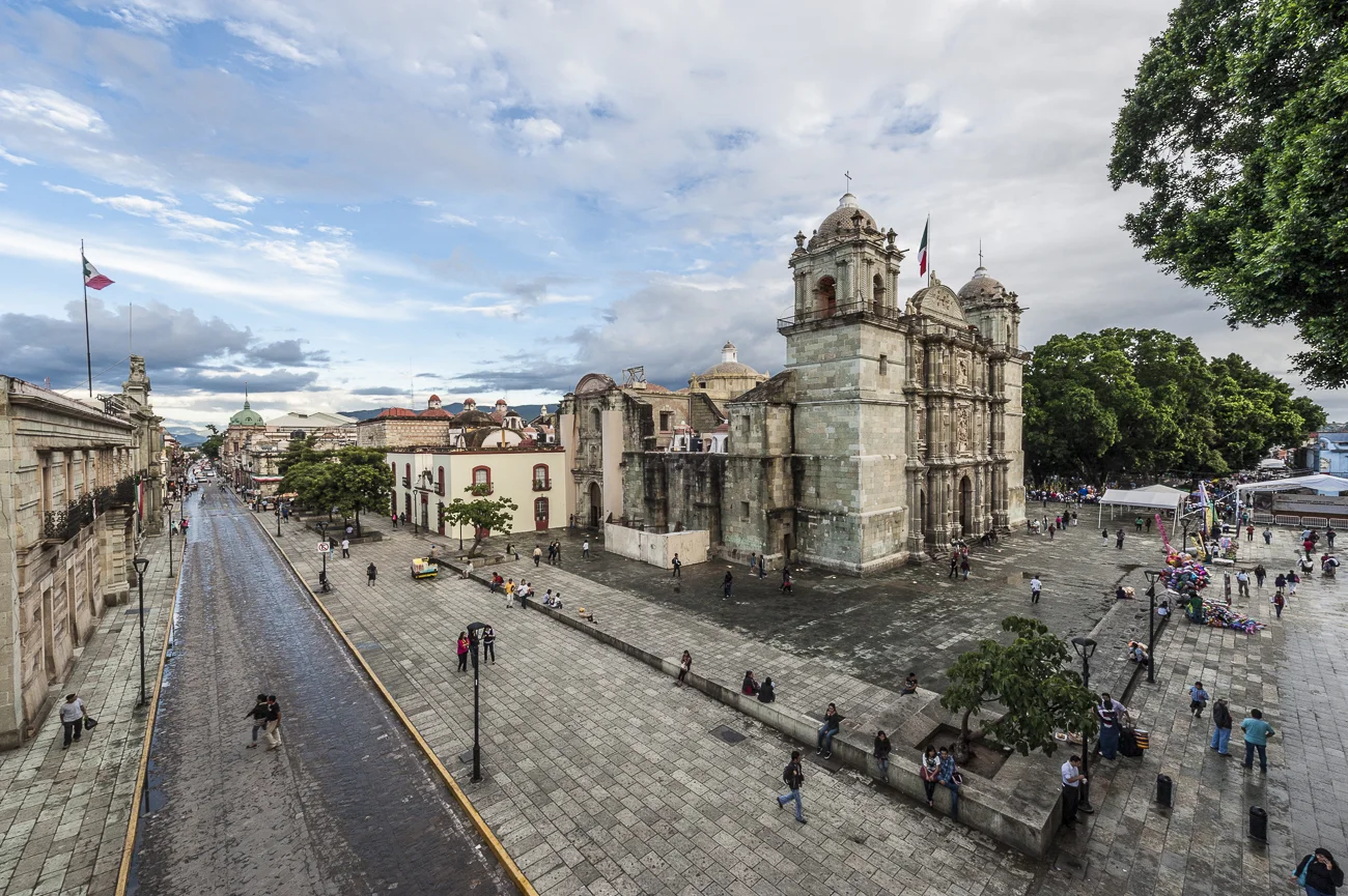 1 Catedral de la Ciudad de Oaxaca. Su construcción fue iniciada en 1535 utilizando el sistema geométrico del arquitecto Simón García, quien trazo las catedrales de Toledo y Granada. El edificio que vemos actualmente inicio su construcción en 1702 y fue inaugurado en 1730, tres años después se terminaron las torres de los campanarios, las cuales no son las originales puesto que fueron destruidas por los sismos de 1928 y 1931. Fue declarada monumento histórico de la ciudad, el 4 de mayo de 1933.