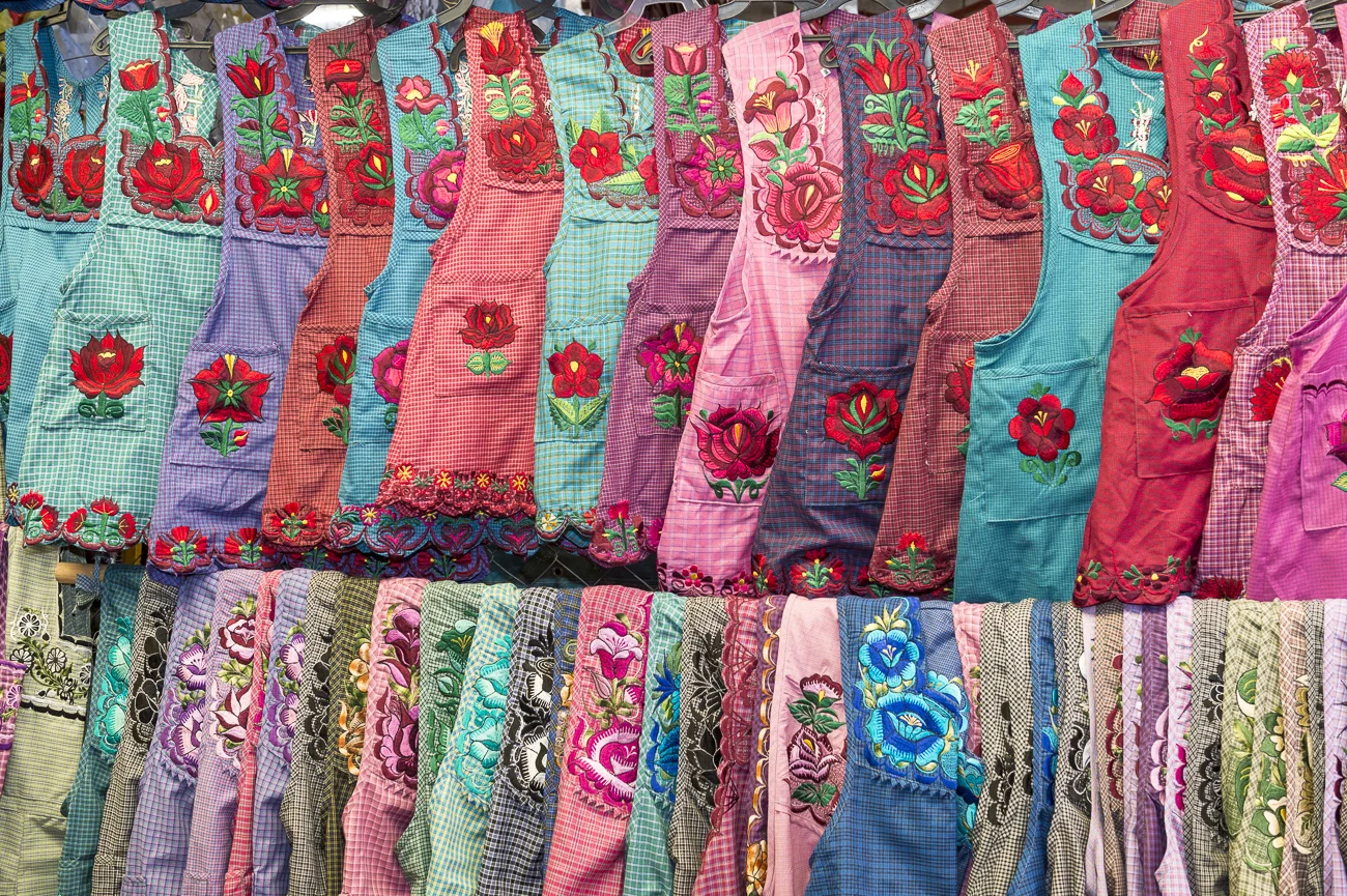 25 Oaxaca es color, es tradición y tradición es que las mujeres de San Lucas Quiaviní usen estos mandiles que les distingue de las otras poblaciones cercanas del valle de Tlacolula.