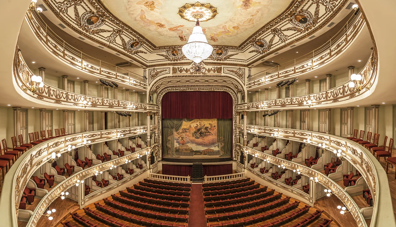 4 Interior del Teatro Macedonio Alcalá. Inaugurado el 5 de septiembre de 1909 es muestra magistral de la arquitectura porfirista. Su interior en forma de herradura nos muestra en el Telón, una pintura donde aparecen El Partenón y el monte Parnaso y volando entre nubes esta Apolo en su carruaje tirado por caballos. Al centro del proscenio en la parte alta se encuentra el busto del General Mier y Terán a quién fuera dedicado originalmente este teatro proyectado por el Ingeniero militar Rodolfo Franco. 