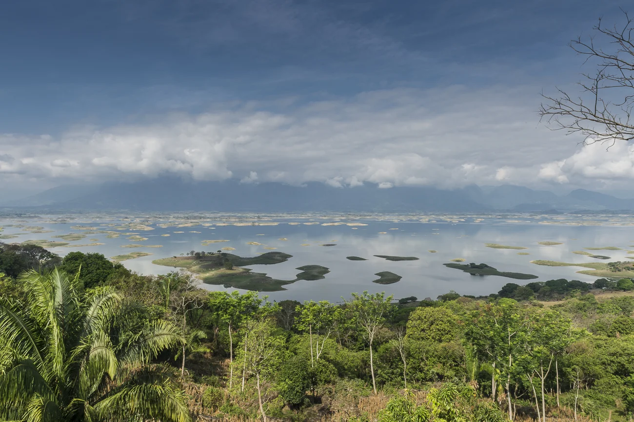 11 Mil Islas. La creación de la presa Miguel Alemán en 1959 genero éste hermoso paisaje en el municipio mazateco, chinanteco e ixcateca de San Miguel Soyaltepec, colindante con Veracruz. El pueblo se fundo en el año 1500 y tiene la mayor diversidad oral del país, 60 % de su población habla alguna lengua indígena. A la presa también se le conoce con el nombre de El Temascal.