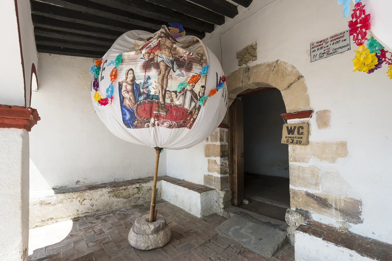 24 En silencio aguarda esta marmota (esfera de tela), el inicio de las celebraciones de la fiesta en honor de la Preciosa Sangre de Cristo y encabezar la calenda, el primer miércoles de julio de cada año, en Teotitlán del Valle.