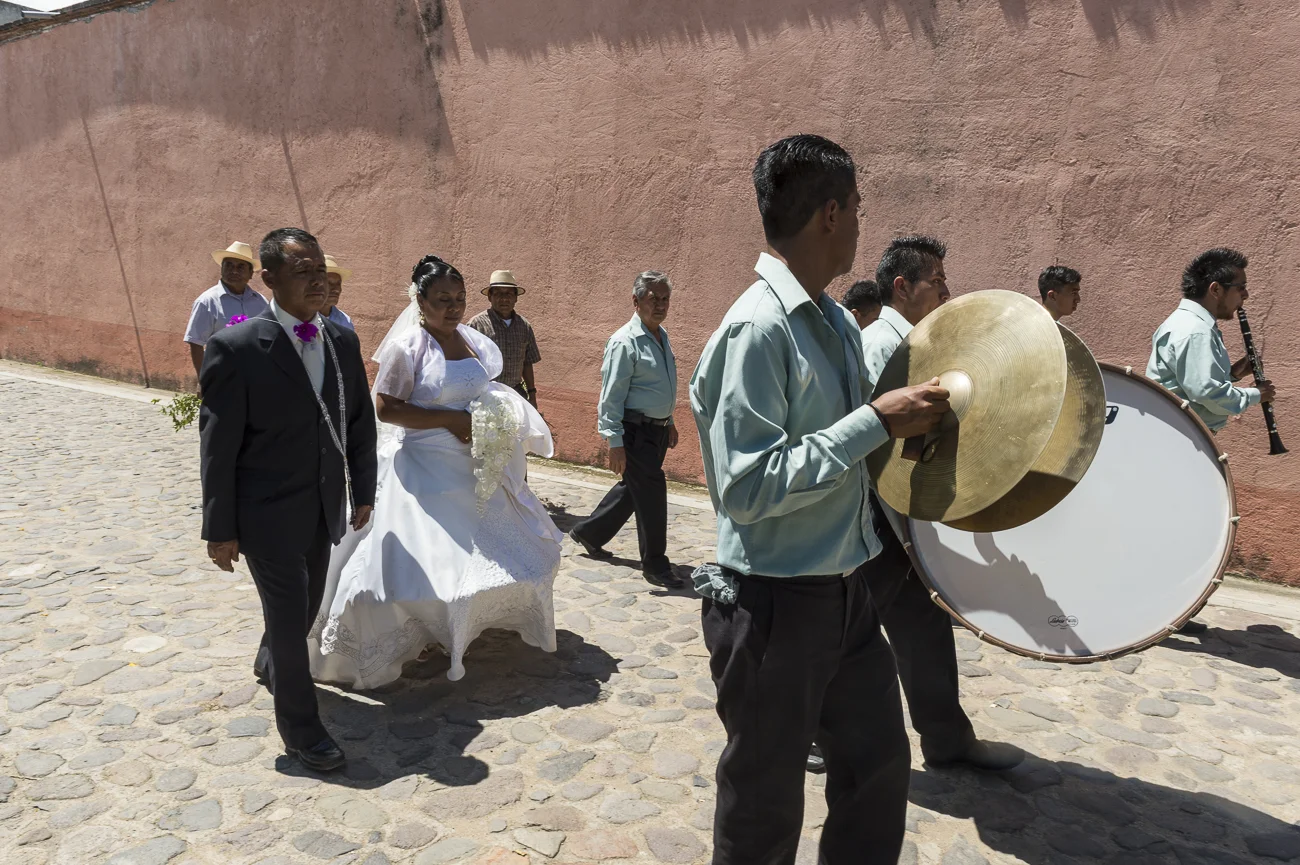 33 Boda en Teotitlán del Valle. Pan, velas adornadas, chocolate y frutas son los regalos con los que hay que acudir para pedir la mano de la novia, o bien se puede “robar” a la muchacha para lo que se utilizaran los servicios de un “huehuete” (persona con facilidad de palabra) que transmitirá la intención del muchacho de casarse y posteriormente se fijará la fecha de la boda.