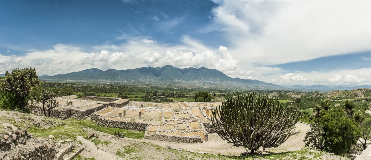 39 En Yagul se encuentran evidencias de grupos de personas nómadas, recolectores y cazadores que habitaron la zona hace 7000 años y posteriormente tras el declive de Monte Albán de quienes nos dejaron las estructuras que podemos visitar actualmente, con pinturas murales en pisos y muros que son estudiadas por arqueólogos e historiadores del arte.
