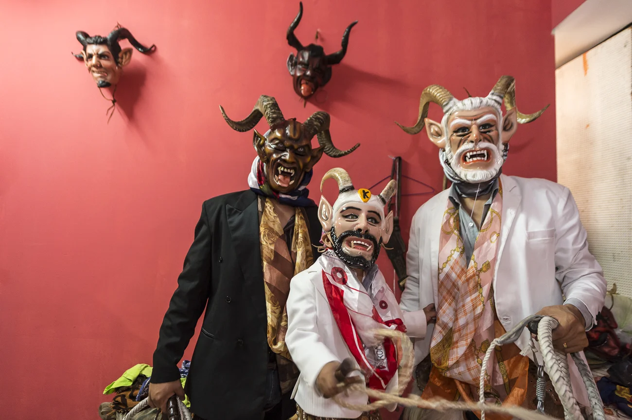 56 Estos “Diablos” (abuelo, padre e hijo), son de Villa Putla de Guerrero, y sus máscaras de Santiago Juxtlahuaca, que ya son parte del Carnaval Putleco, que se celebra el fin de semana previo al miércoles de ceniza.
