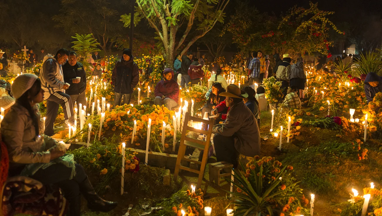 50 Oaxaca convive y celebra la muerte, día de muertos en Santa María Atzompa.