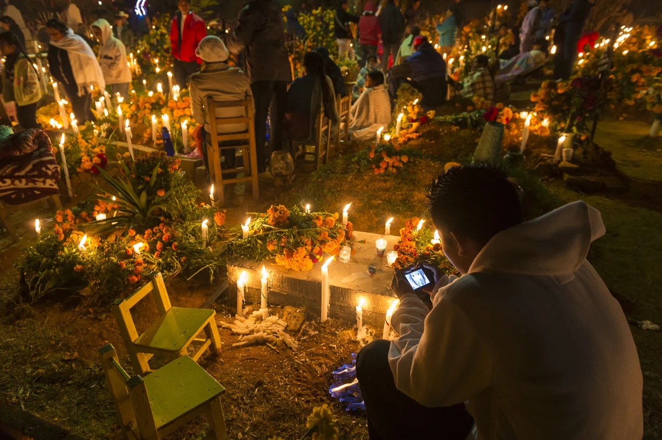 52 Oaxaca convive y celebra la muerte, día de muertos en Santa María Atzompa.