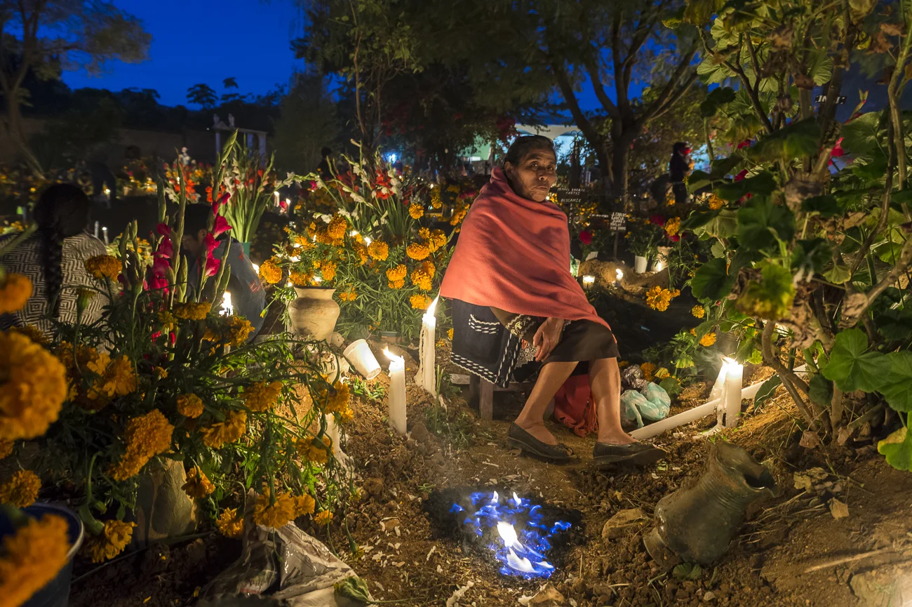 53 Oaxaca convive y celebra la muerte, día de muertos en Santa María Atzompa.