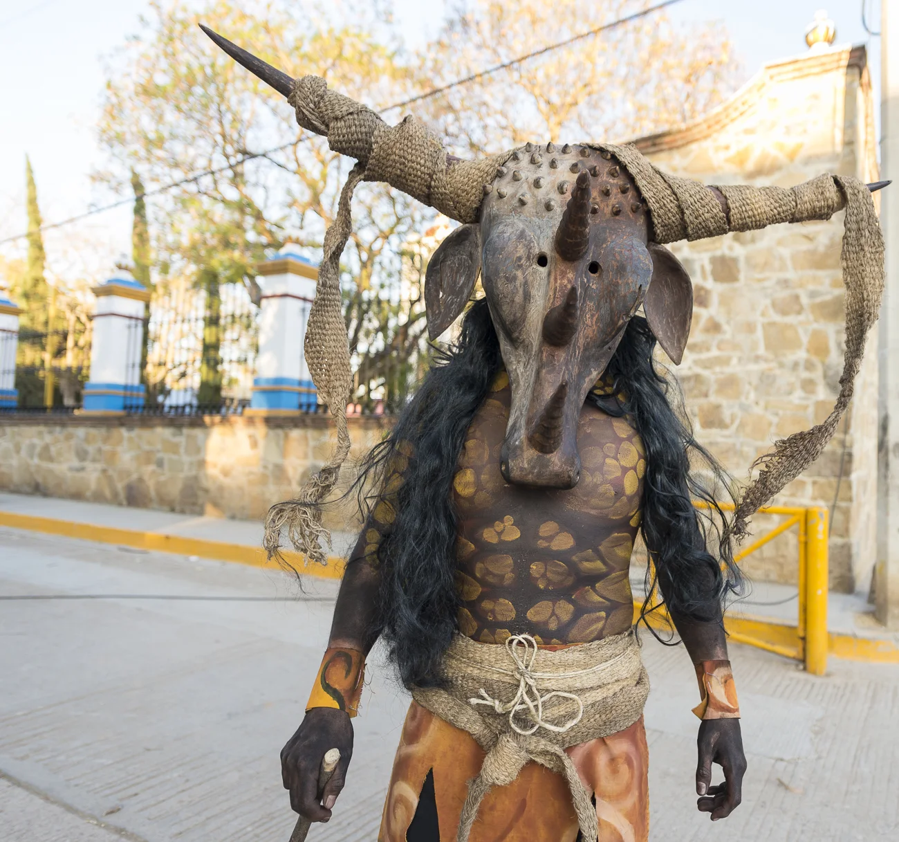 58 Cubrir la piel con aceite quemado de automóvil es el principal elemento para comenzar la caracterización de “Diablo” para el carnaval de San Martín Tilcajete, pero como las tradiciones en Oaxaca están vivas, éstas evolucionan a etapas menos simples, como en éste “Diablo” con otro tipo de tintes y máscara de madera más elaborada.