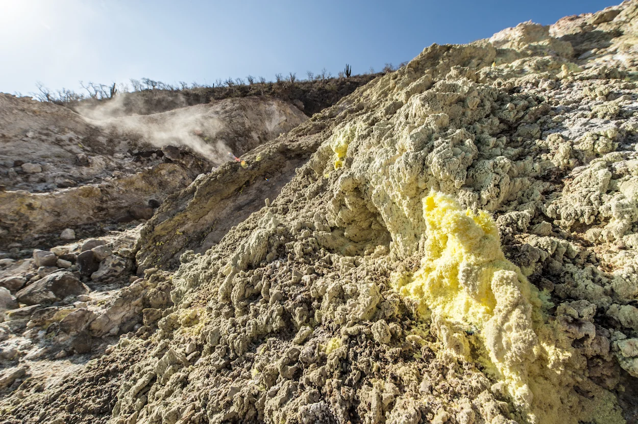 CFE identifica las zonas con alto potencial geotérmico, en donde es viable la extracción del vapor para generar energía eléctrica, como en la zona del Vizcaíno, en Baja California Sur. Campo Geotérmico Las Tres Vírgenes, Baja California Sur.
