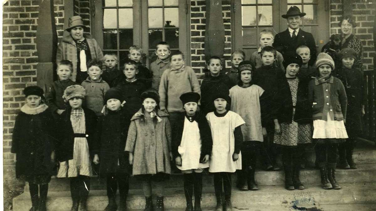 The building used to be a school in the years 1920-1965. Here the students are standing on the front porch with their teachers in 1926!