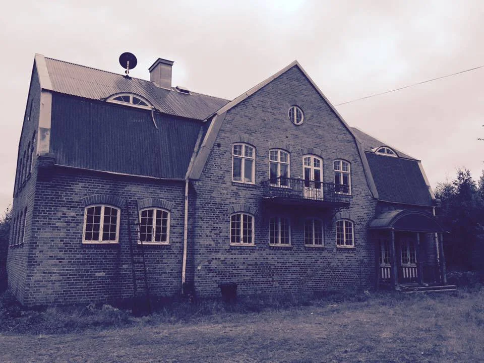 House of Helsinglight - FX Makeup Academy, Alternative Artist in Residence program, Art Gallery & Events! Helsinglight is a creative resort based in Vattlång, Nordanstig municipality, Hälsingland.