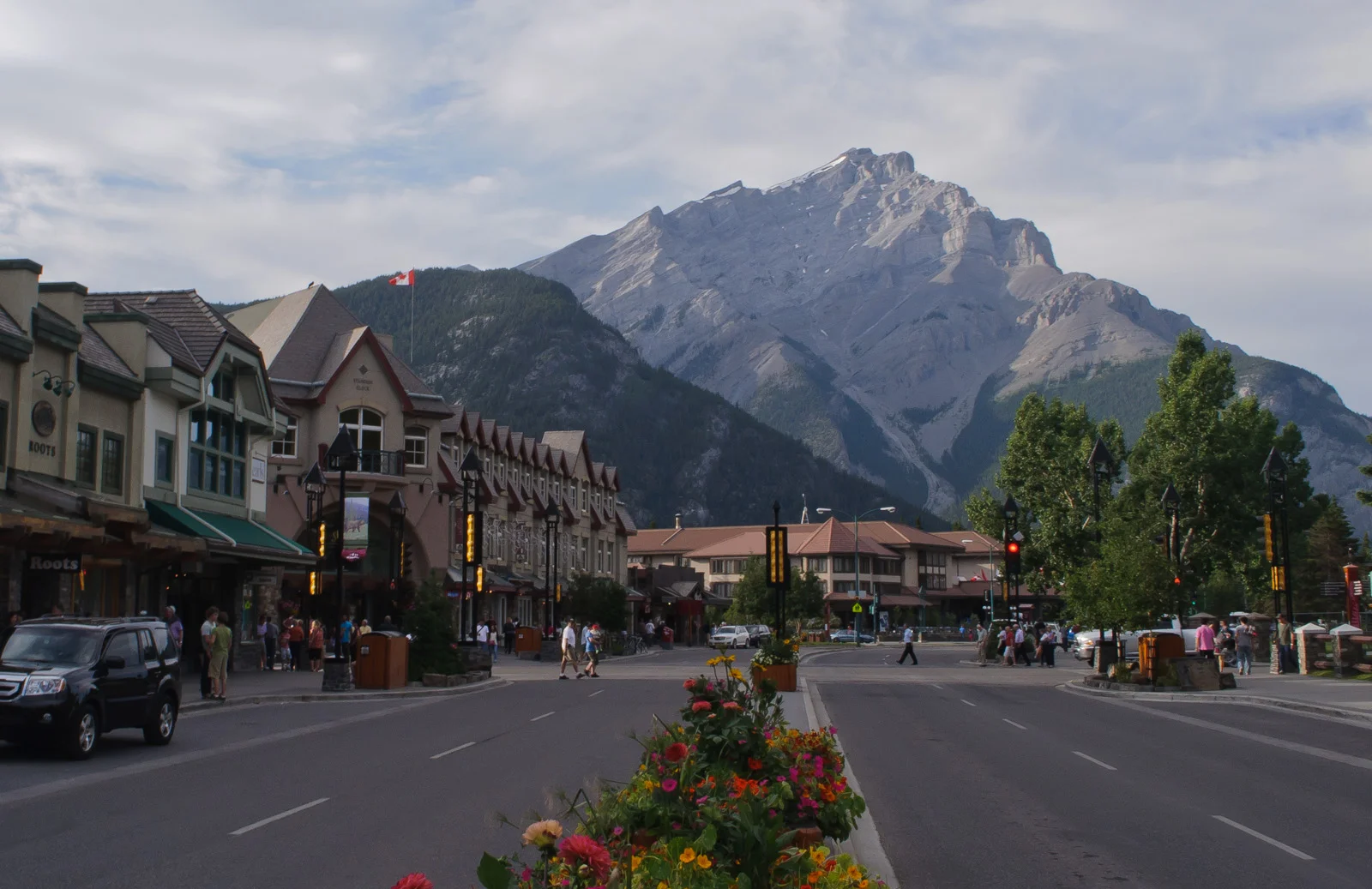 Banff_Avenue,_Banff_(7853823354).jpg
