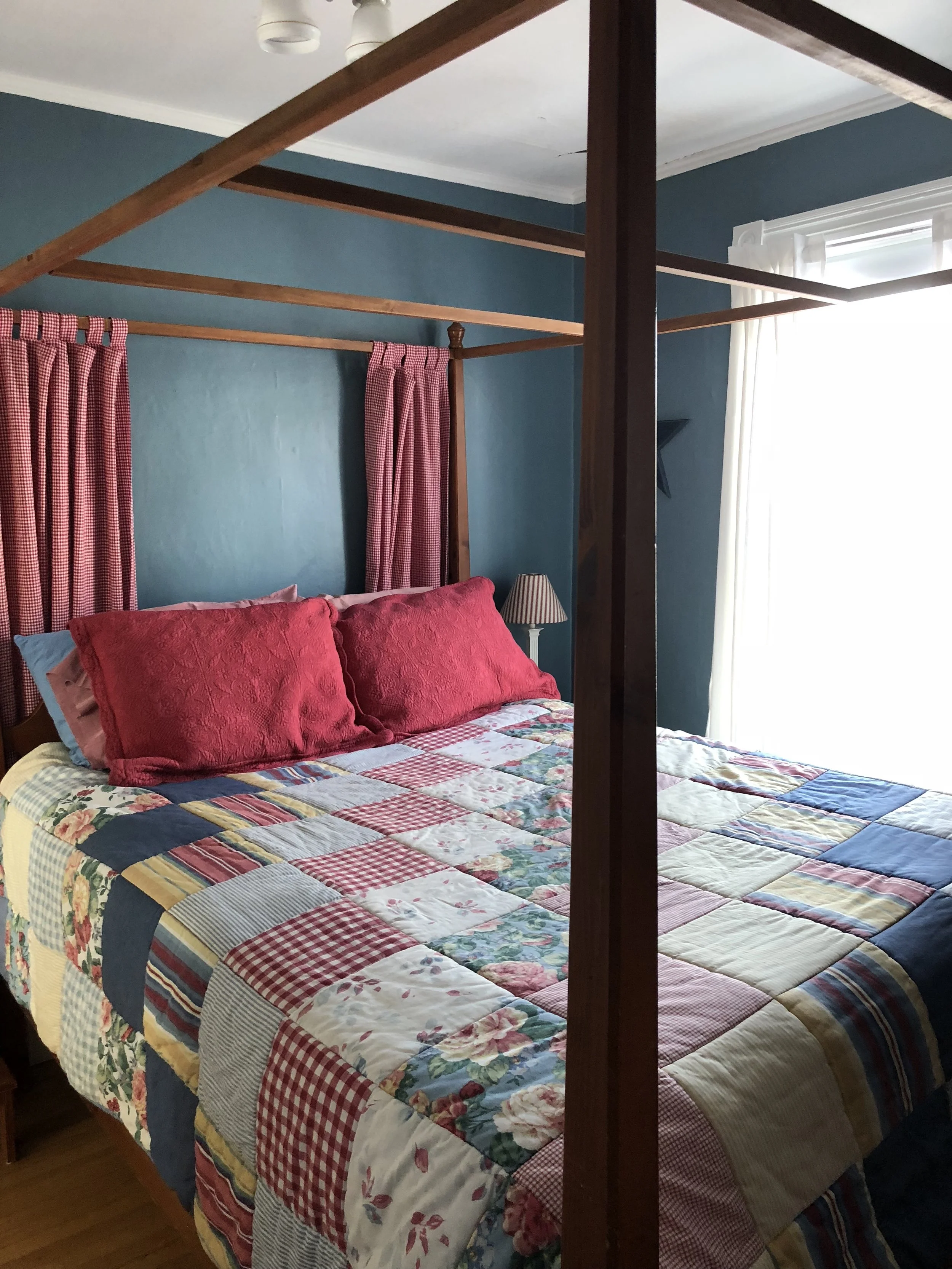 Comfortable 4 Poster Bed