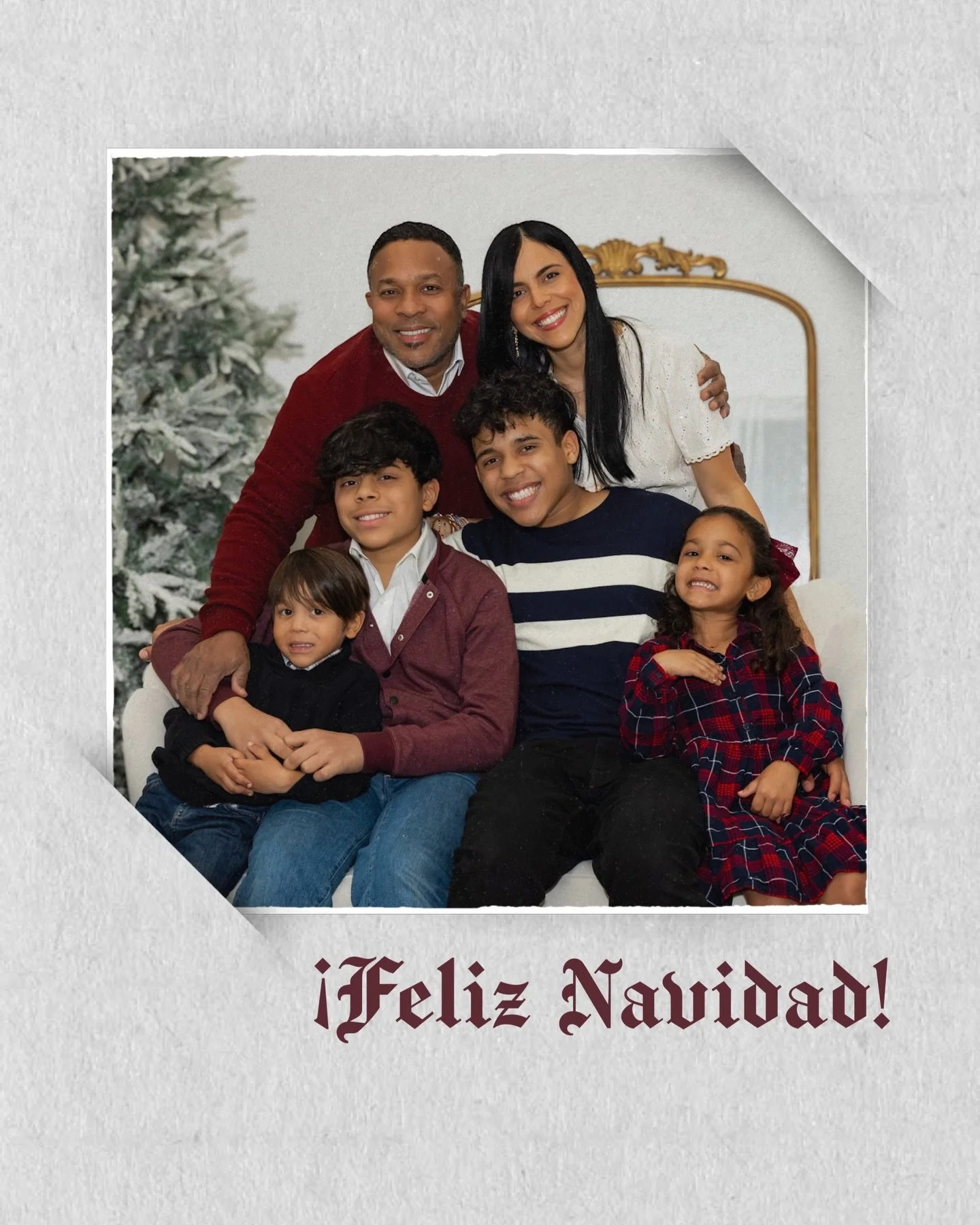 Celebramos con esperanza porque, aun en medio de la oscuridad del mundo en que vivimos, habitamos entre dos advientos.

Dios cumpli&oacute; Su promesa en la primera venida de Cristo y, a todos los que confiamos en Su obra perfecta de salvaci&oacute;n