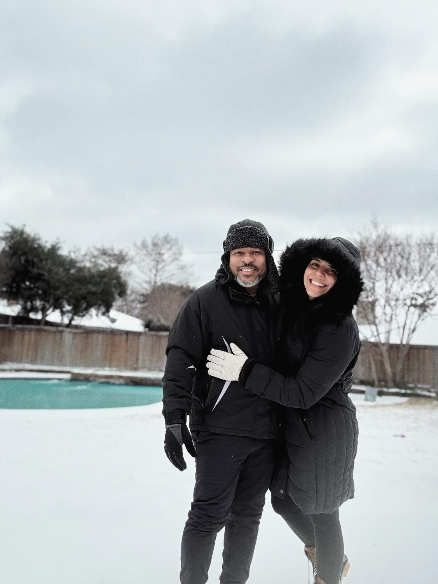 Saludos desde DallAlaska ❄️

Durante la madrugada, la nieve blanca hac&iacute;a que la luz de la luna resplandeciera hasta parecer de d&iacute;a. Al despertar, la luz del sol reflejado en este piso blanco brillaba tanto que incomodaba los ojos&hellip