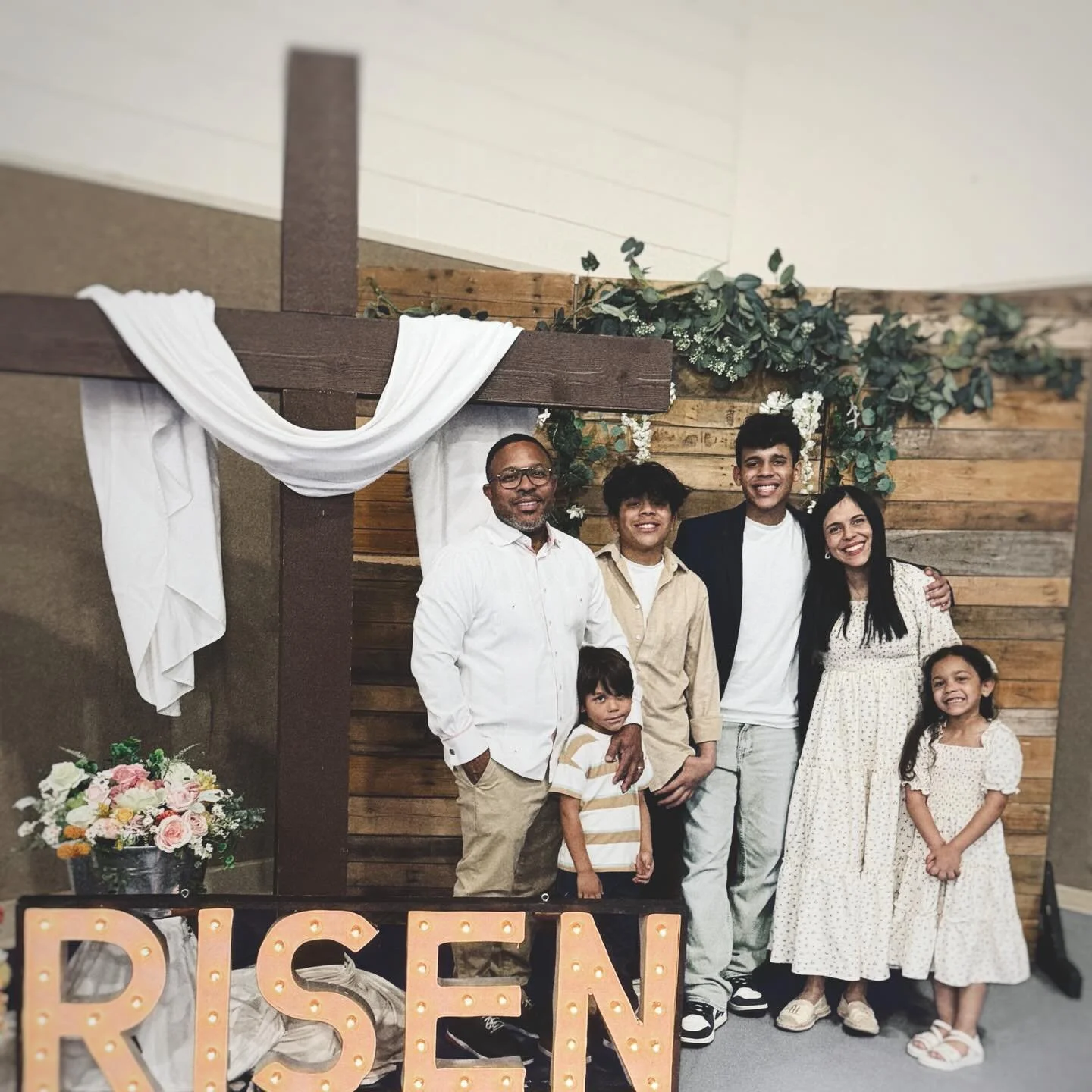 &ldquo;Hay una raz&oacute;n por la que nuestros corazones pueden ser valientes
Hay una raz&oacute;n por la que los muertos despiertan a la vida
Hay una raz&oacute;n por la que compartimos Su resurrecci&oacute;n

Jes&uacute;s est&aacute; vivo
Alabado 