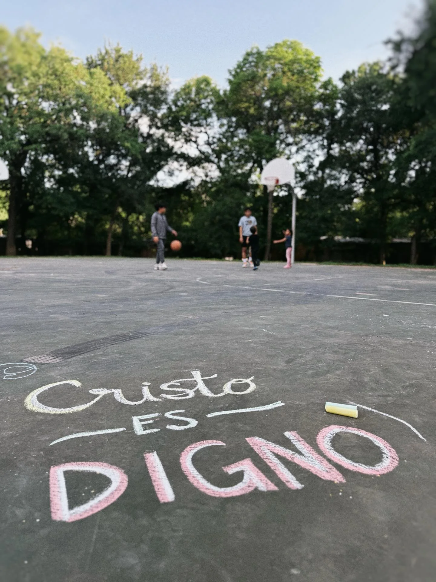 Cristo es digno
de toda obediencia por costosa que sea
de toda adoraci&oacute;n en lo m&aacute;s &iacute;ntimo y ordinario
de todo sacrificio por m&aacute;s que duela
de toda rendici&oacute;n con las manos abiertas
de toda perseverancia cuando t